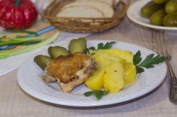 название картинки Куриные бедрышки в мультиварке с картошкой