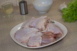 название картинки Куриные бедрышки в мультиварке с картошкой