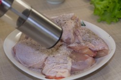 название картинки Куриные бедрышки в мультиварке с картошкой