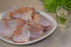 название картинки Куриные бедрышки в мультиварке с картошкой