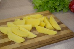 название картинки Куриные бедрышки в мультиварке с картошкой