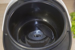 название картинки Куриные бедрышки в мультиварке с картошкой