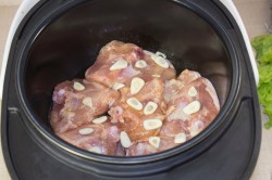название картинки Куриные бедрышки в мультиварке с картошкой