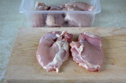 Куриные бёдрышки без кости с овощами и сыром - шаг 1