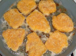 название картинки Куриные грудки в панировке на сковороде