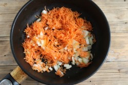 Куриные желудки на сковороде