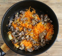 Куриные желудки на сковороде