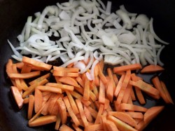 Куриные желудки тушеные в сметане - шаг 5