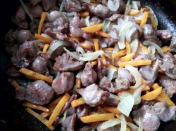 Куриные желудки тушеные в сметане - шаг 7