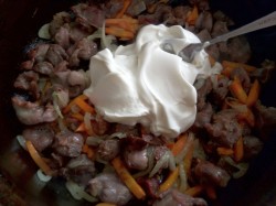 Куриные желудки тушеные в сметане - шаг 8