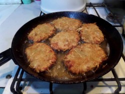 название картинки Куриные котлеты в картофельной шубе