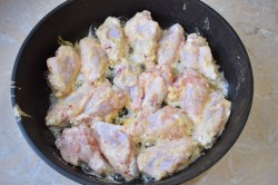 Куриные крылышки в кляре на сковороде - шаг 4 Куриные крылышки в кляре на сковороде - шаг 4