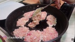 Куриные оладьи в сливочном соусе