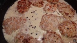 Куриные оладьи в сливочном соусе