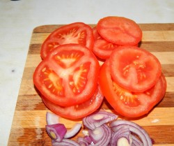 Куриные отбивные с сыром и помидорами