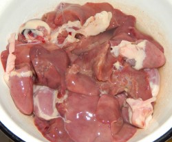 название картинки Куриные сердечки и желудки тушеные в мультиварке