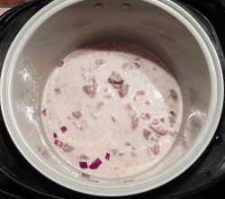 название картинки Куриные сердечки и желудки тушеные в мультиварке