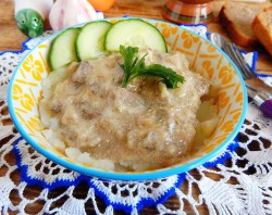 название картинки Куриные сердечки и желудки тушеные в мультиварке