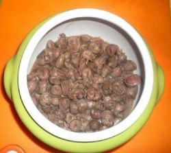 Куриные сердечки с картошкой и грибами в горшочке