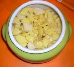 Куриные сердечки с картошкой и грибами в горшочке