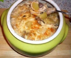 Куриные сердечки с картошкой и грибами в горшочке