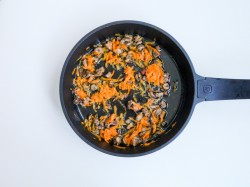 название картинки Куриные сердечки с рисом