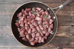 Куриные сердечки в сливочном соусе - шаг 5 Куриные сердечки в сливочном соусе - шаг 5