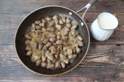 Куриные сердечки в сливочном соусе - шаг 7 Куриные сердечки в сливочном соусе - шаг 7