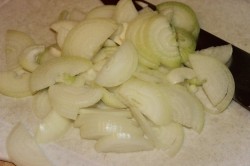 Куриные грудки на шпажках на сковороде