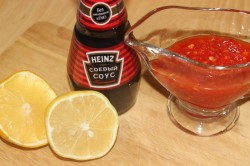 Куриные грудки на шпажках на сковороде