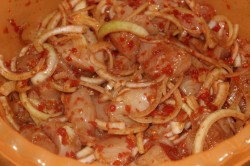 Куриные грудки на шпажках на сковороде