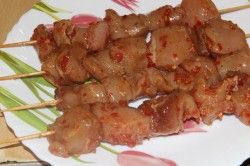 Куриные грудки на шпажках на сковороде