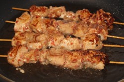 Куриные грудки на шпажках на сковороде