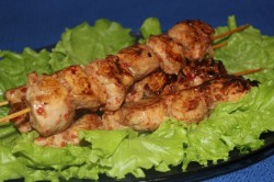 Куриные грудки на шпажках на сковороде