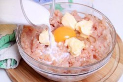 Куриные сосиски домашние в пищевой пленке