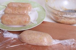 Куриные сосиски домашние в пищевой пленке