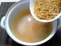 название картинки Куриный бульон с вермишелью