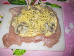 название картинки Куриный грибной рулет с сыром в фольге