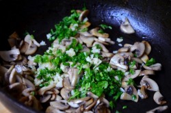 название картинки Куриные рулетики с грибами и сыром в духовке