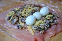 название картинки Куриные рулетики с грибами и сыром в духовке