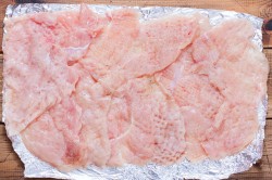 название картинки Куриный рулет в фольге в духовке