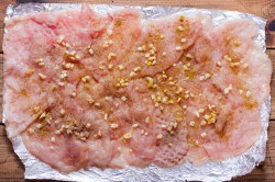 название картинки Куриный рулет в фольге в духовке