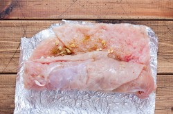 название картинки Куриный рулет в фольге в духовке