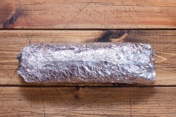 название картинки Куриный рулет в фольге в духовке