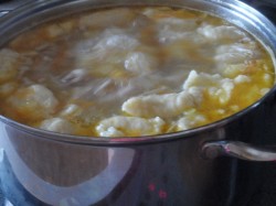 Куриный суп с картошкой клецками и курицей