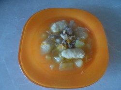 Куриный суп с картошкой клецками и курицей