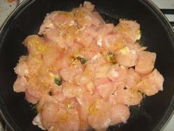 Куриное филе с ананасами и твердым сыром в духовке