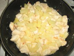 Куриное филе с ананасами и твердым сыром в духовке