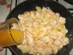 Куриное филе с ананасами и твердым сыром в духовке