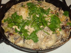 название картинки Куриные грудки с шампиньонами в сметане